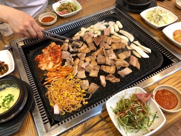 화려한불쑈와 함께하는 천연돌판구이집 봉명동 신돈생삼겹살