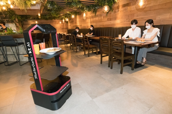KT-엠에프지코리아, 매드포갈릭에서 AI 서빙로봇 서비스 선봬
