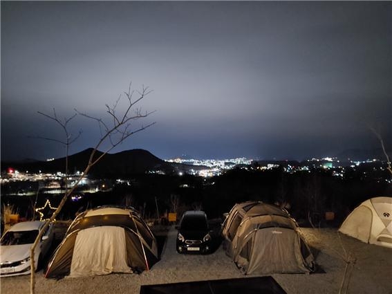 춘천별빛캠핑장, 야경뷰를 즐길 수 있는 탁 트인 전경의 분위기