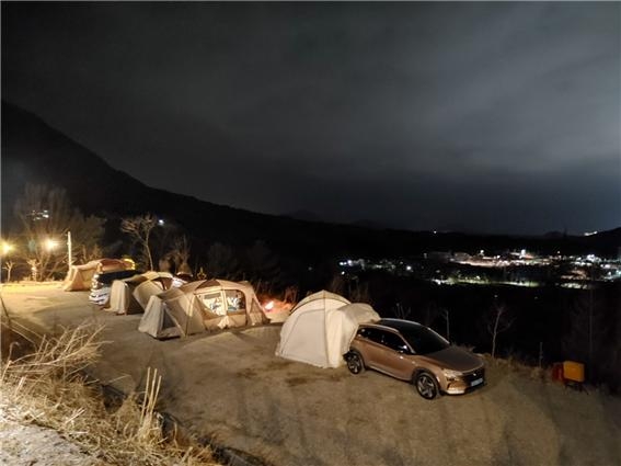 춘천별빛캠핑장, 야경뷰를 즐길 수 있는 탁 트인 전경의 분위기