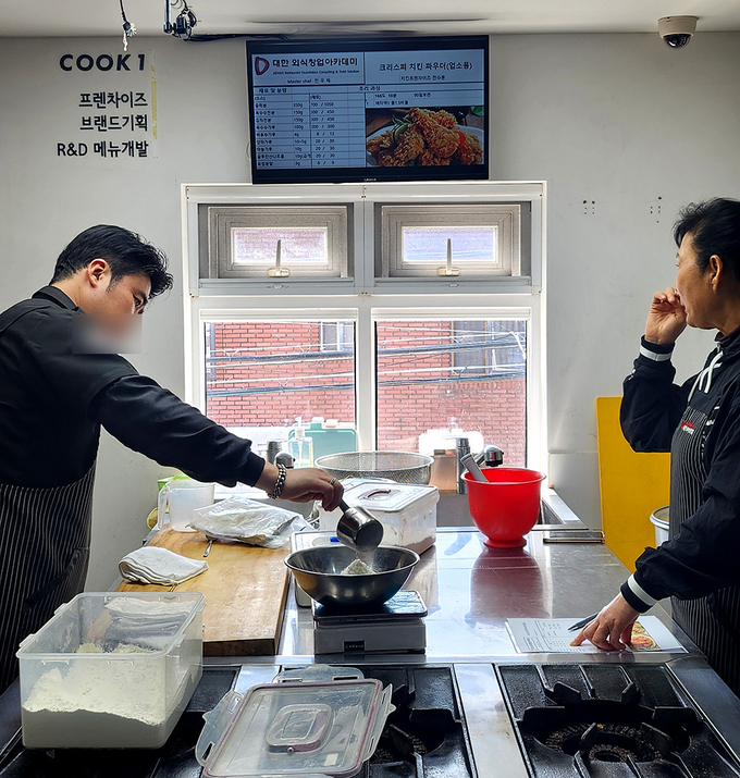 대한외식창업아카데미 전우제 대표셰프 개나리탕수육과 볶음김밥 브랜드 개발교육 런칭