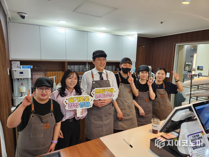 ‘오늘은 내가 점장’…최대원 의장, 드림카페서 장애인 일터 응원