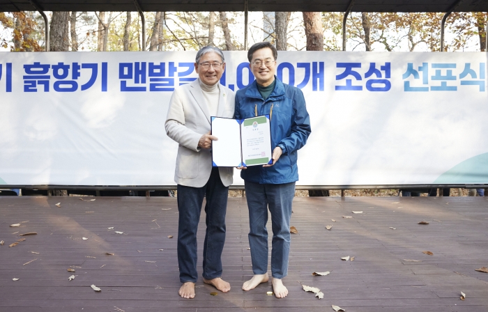 경기도, 2026년까지 ‘내 집 앞 흙향기 맨발길’ 1000개 조성