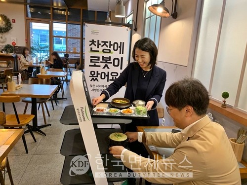 풀무원푸드앤컬처, 외식매장에 자율주행 서빙로봇 딜리 도입