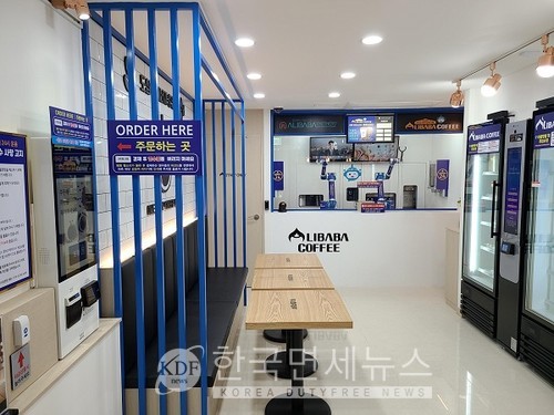 24시 점포형 무인카페 로봇바리스타… 알리바바파트너스에서 2대 설치