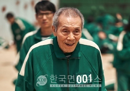 [속보] '오징어게임 001' 오영수, 골든글로브 남우조연상 수상…한국인 배우 최초