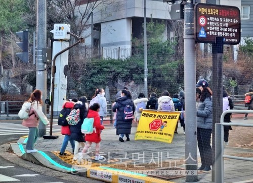 [必검진] 인제 원통초교 4·5·6학년 학생·학부모, 진도 유흥시설 종사자·이용객, 성주 고향분식, 영천 부도난남자 방문자 즉시 선별진료소... 