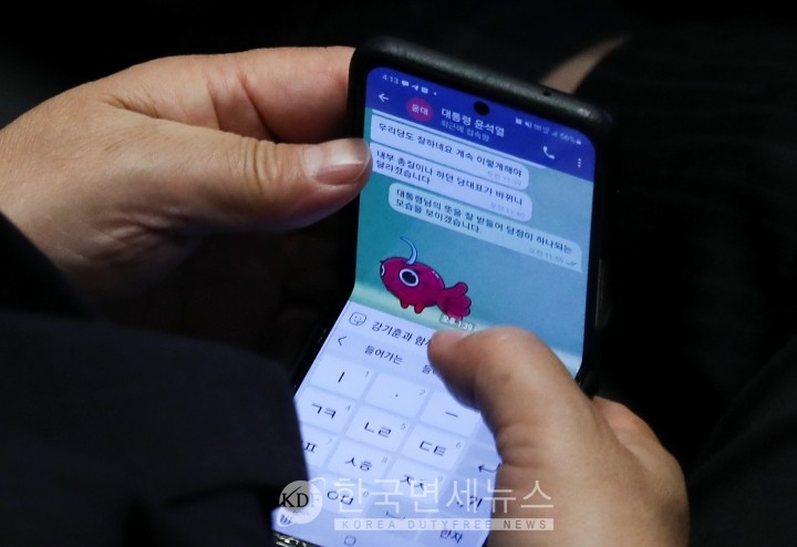 윤 대통령↔권 국힘 원내대표, 무슨 문자를 나눴기에?...대통령실 윤심(尹心) 해석에 당혹