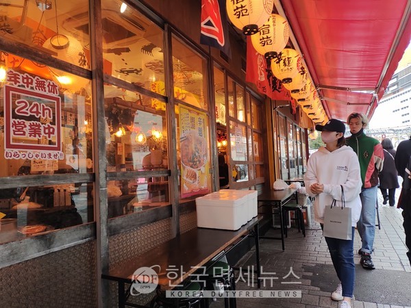 인기상승 日 도쿄 신주쿠역 앞 실내(?) 포장마차, 레트로풍 추억여행 [KDF TOUR]