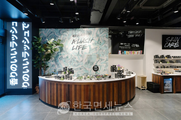 러쉬, 명동점에 최초로 시니어 채용.. 인적자원의 다양성 위해