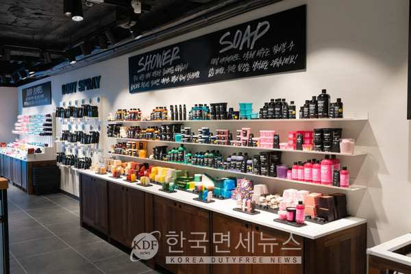 러쉬, 명동점에 최초로 시니어 채용.. 인적자원의 다양성 위해