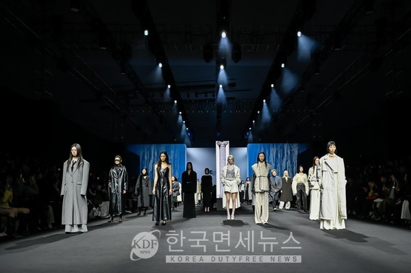 24 FW 서울패션위크, 리이 성공적인 첫 데뷔 쇼! 정제된 우아함 선봬 [kdf SFW]