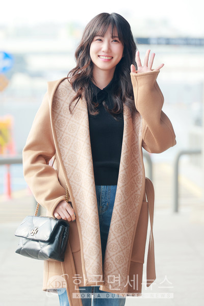 박은빈, 러블리한 웨이브헤어에 환한 미소 더한 출국길!