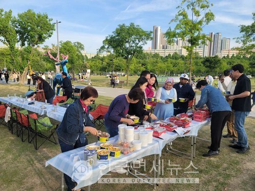 BBQ, 한강에 말련 유튜버들 초청해 치킨 제공