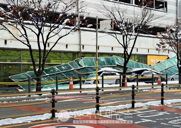 [속보] 남양주 노브랜드 매장 비가림막 붕괴...차량 3대 파손