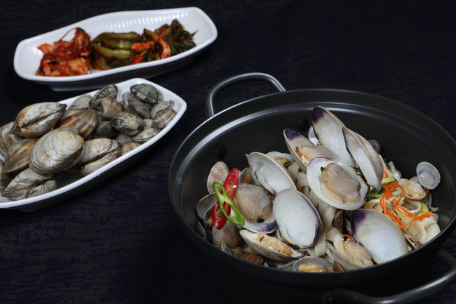 <주말엔 뭘먹지?> 인천 송도 트리플스트리트 맛집/ ‘가온(加溫) 칼국수’의 ‘백합칼국수와 해물찜’,