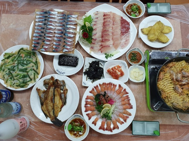 제주 성산맛집 ‘신산포구 자연산횟집’ / 30% 포장할인 이벤트로 여행객과 현지인의 호평 이어져