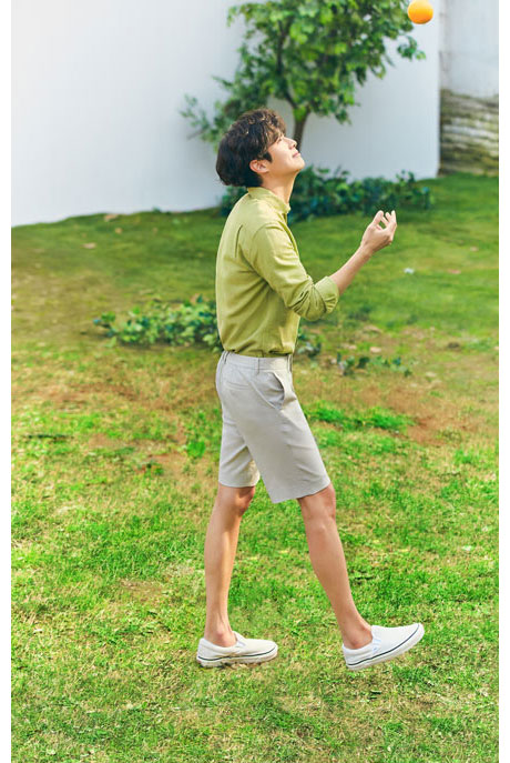 최우식, 트렌디한 컬러의 친환경 린넨 셔츠+바지… 올봄 유행 예감
