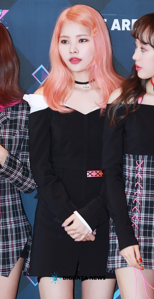 위키미키 리나, 우유빛처럼 뽀얀 피부 (엠카운트다운)
