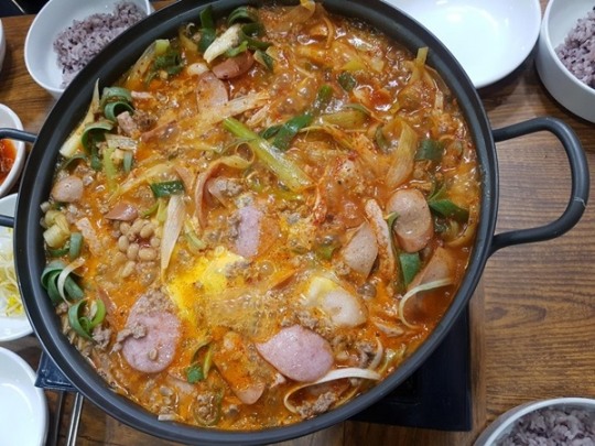 수원 황가네 송탄부대찌개, 직접 우린 육수 사용하는 맛집으로 고객 만족 높아