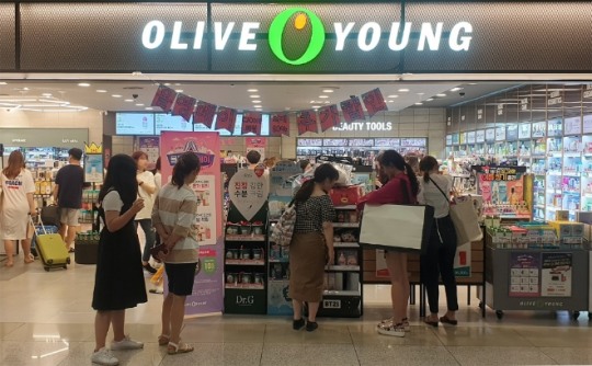 CJ올리브영, 올 여름 인천공항점 ‘니플커버’ 인기…전년대비 75% 신장