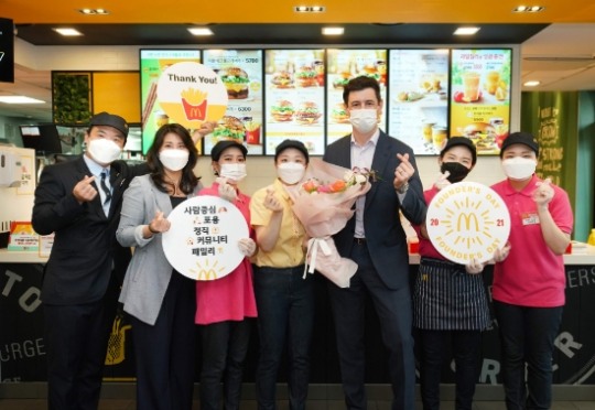 앤토니 마티네즈 한국맥도날드 대표, ‘창립자의 날’ 상계DT점 깜짝 방문