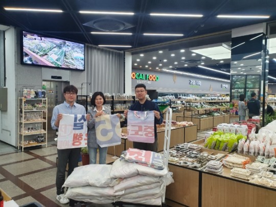 군산시, 폐현수막 재활용 장바구니 하나로마트에 시범 보급