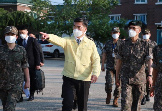서욱, 집단감염 논산 훈련소 점검…방역 관리 당부