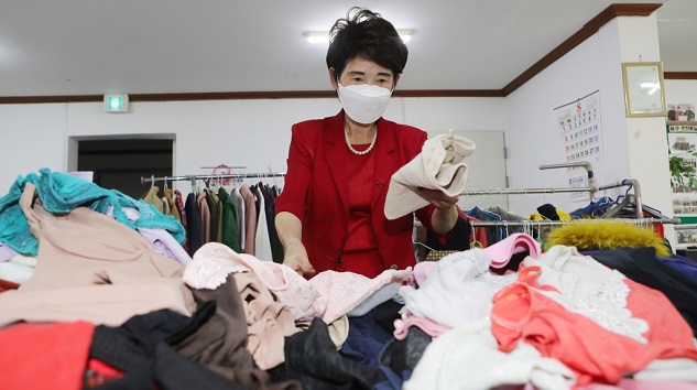 구제의류 팔아 이웃 섬기는 ‘빨간 천사’ 미용실 원장
