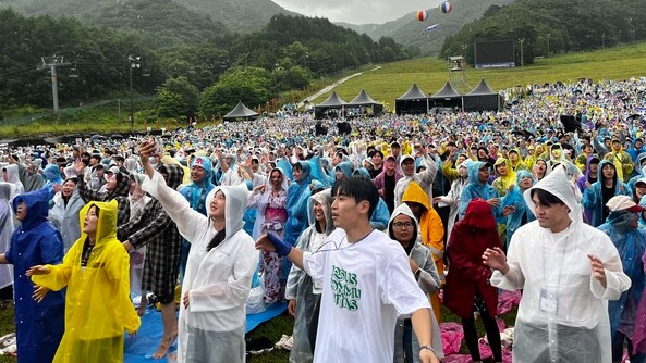 [현장] 장맛비에도 뜨겁게 찬양…8천여 기독 청년 한자리에