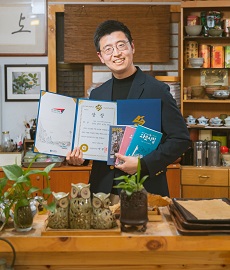 쇠락한 원도심 명물 책방골목 제자들과 살리기 앞장