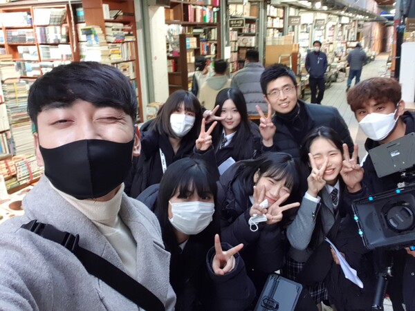 쇠락한 원도심 명물 책방골목 제자들과 살리기 앞장