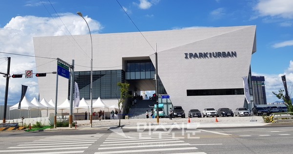 [르포] HDC현산 고덕아이파크 디어반 견본주택 가보니… 한강뷰, 사통팔달 입지에 실수요자들 북적