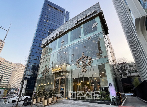 럭셔리 강조한 카페 드 바디프랜드 청담 직영점 둘러보니