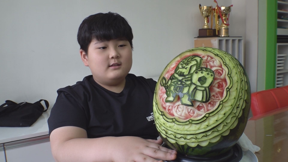 세상에 이런 일이 11살 최연소 푸드 카빙 마스터...수박 위에 꽃이 활짝