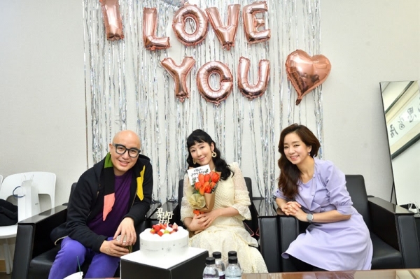 이웃집 찰스 사유리, 스튜디오 초토화 출산 후 첫 방송 복귀