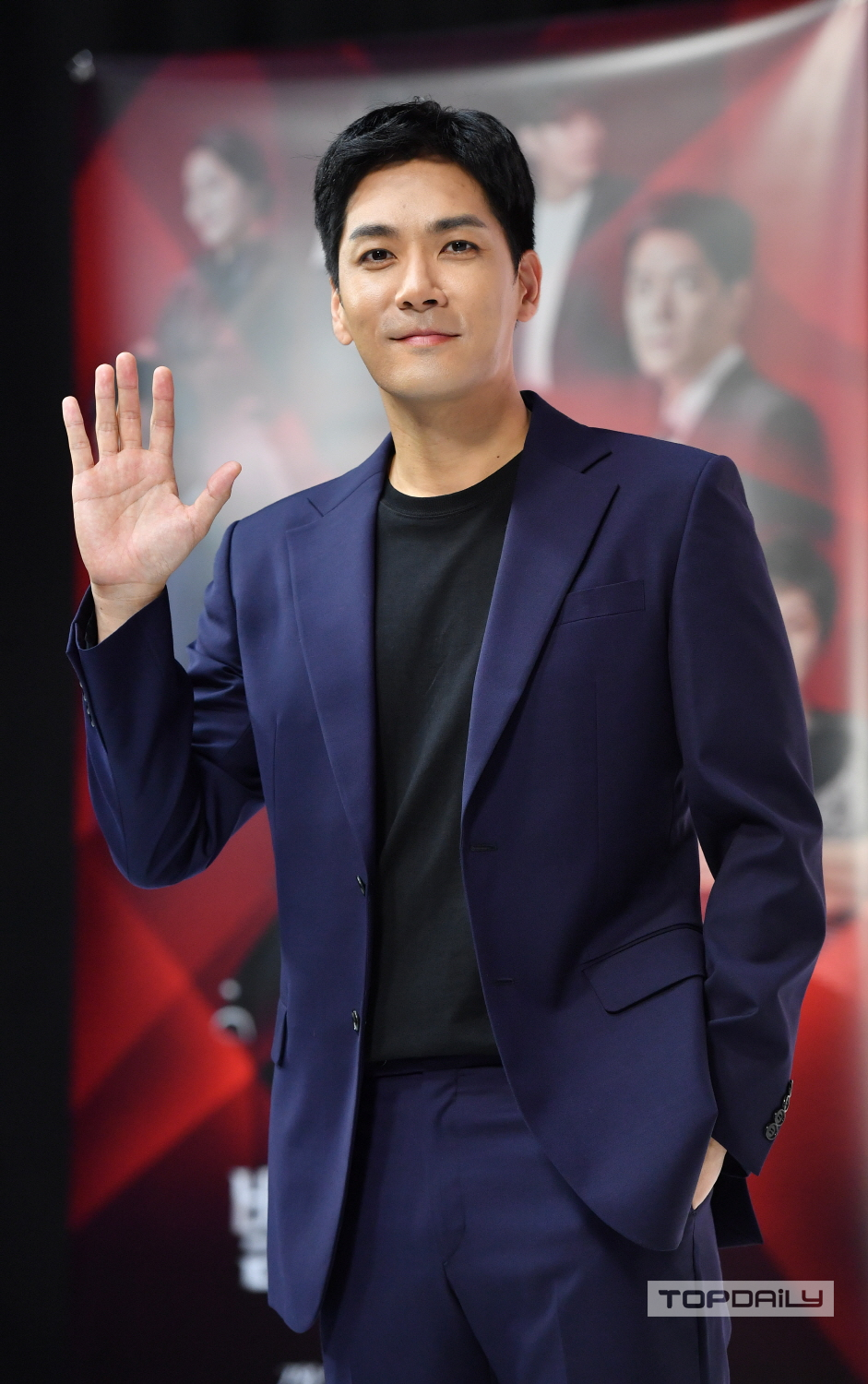 [톱포토] 빨강 구두 박윤재, 젠틀한 손인사