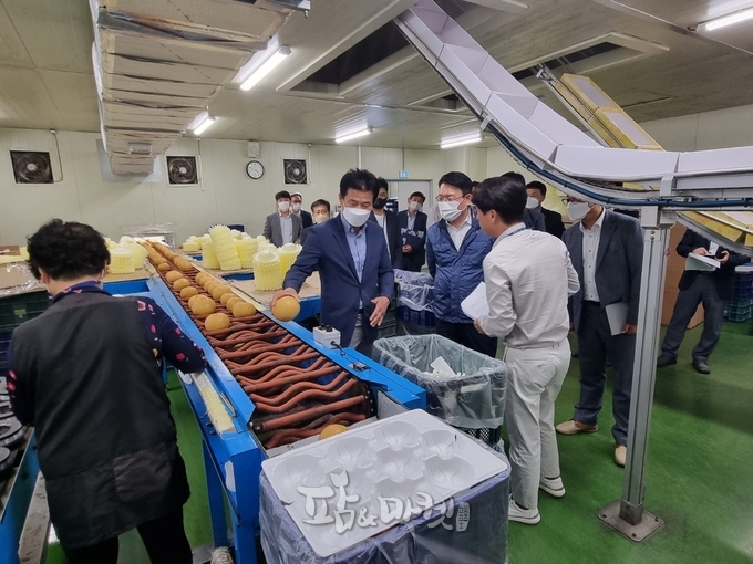 김인중 농식품부 차관, 아산원예농협 거점 산지유통센터 방문