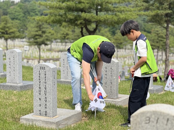 현대엔지니어링, 현충원에서 묘역 정화 봉사활동