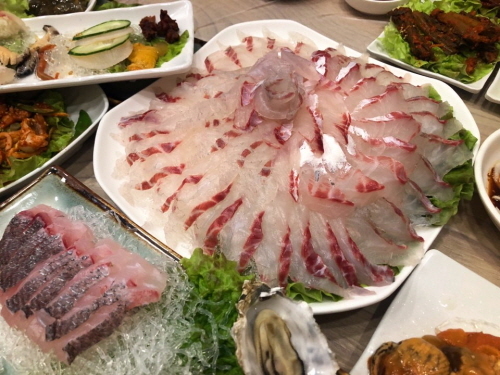 여수먹방여행 맛집 ‘사계절횟집’, “자연산 돌돔과 미역지리탕 맛보세요”