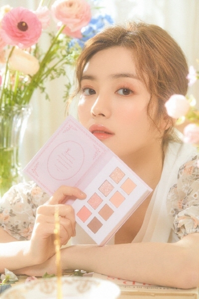 데이지크, 봄 컬렉션 플라워 북 섀도우 팔레트 출시