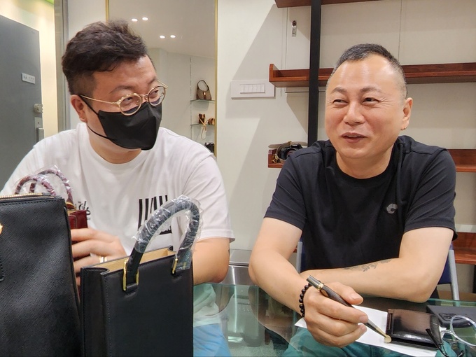 <현장> 아픈 명품백 되살리는 ‘종합병원’, 월드리페어 찾아보니