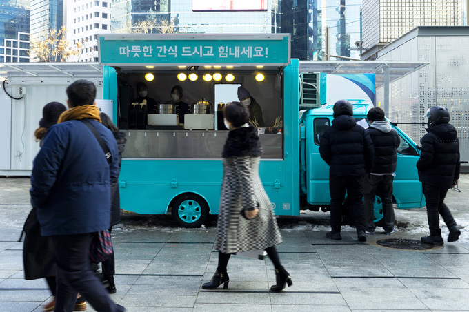 우아한청년들, 추위 속 라이더 지원… “푸드트럭에 방한용품까지”