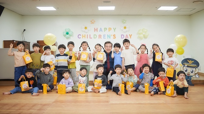윤희근 경찰청장, 한솔어린이보육재단 위탁 경찰청어린이집 방문