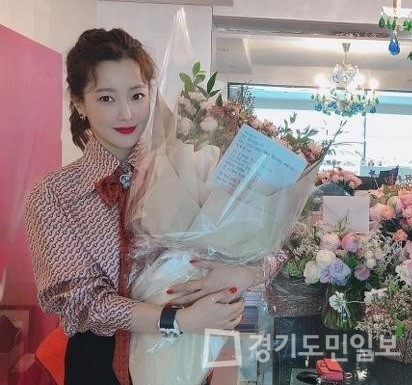김희선, 포니테일 헤어스타일로 세월 역행하는 동안미모 과시