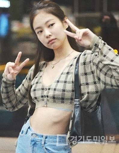 블랙핑크 제니, 민낯보다 놀라운 한줌 개미허리...일상 패션도 압도적