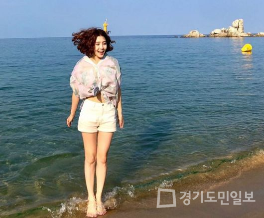 신다은, 바닷가에서 유쾌한 에너지 발산