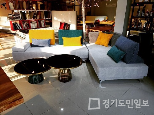 김해가구단지 까사260  원목가구. 가죽쇼파 침대매트리스 특가전