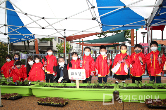 홍인성 중구청장, 운남어린이집 모종 식재 행사