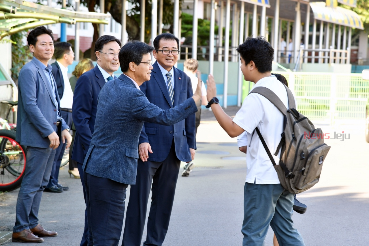이석문 교육감 귀일중학교에서등굣길 하이파이브진행